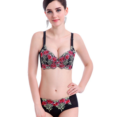 Комплект дамско оформящо бельо с бродерия в шест цвята