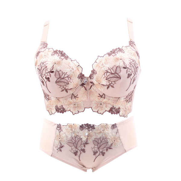 Комплект дамско оформящо бельо с бродерия в шест цвята