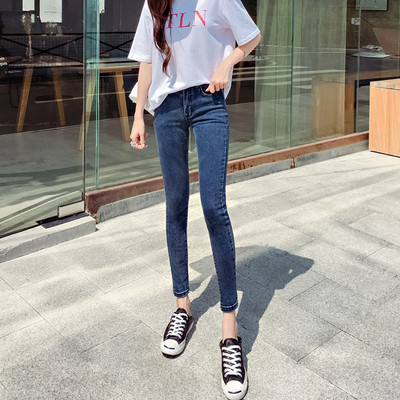 Κομψά μοντέρνα γυναικεία τζιν 