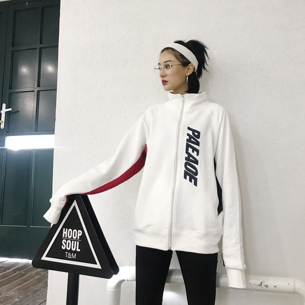 Αθλητικό γυναικείο φούτερ σε λευκό και μαύρο χρώμα με επιγραφή