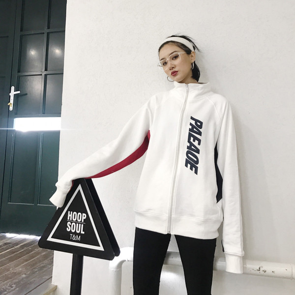 Αθλητικό γυναικείο φούτερ σε λευκό και μαύρο χρώμα με επιγραφή