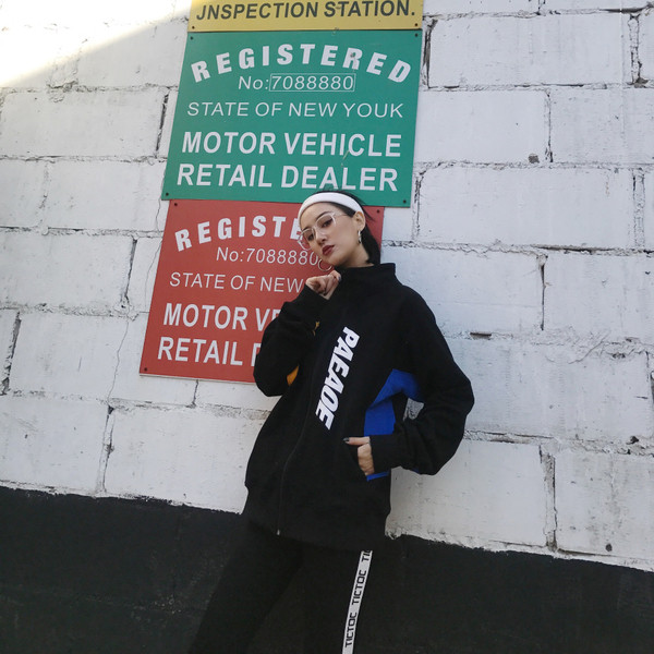 Αθλητικό γυναικείο φούτερ σε λευκό και μαύρο χρώμα με επιγραφή