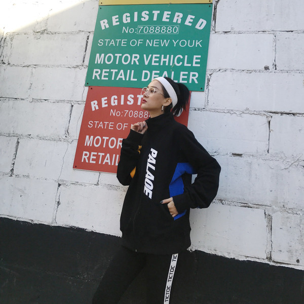 Αθλητικό γυναικείο φούτερ σε λευκό και μαύρο χρώμα με επιγραφή