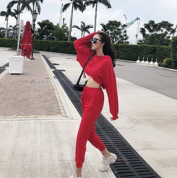 Σύντομο γυναικείο φούτερ με κουκούλα σε διάφορα χρώματα