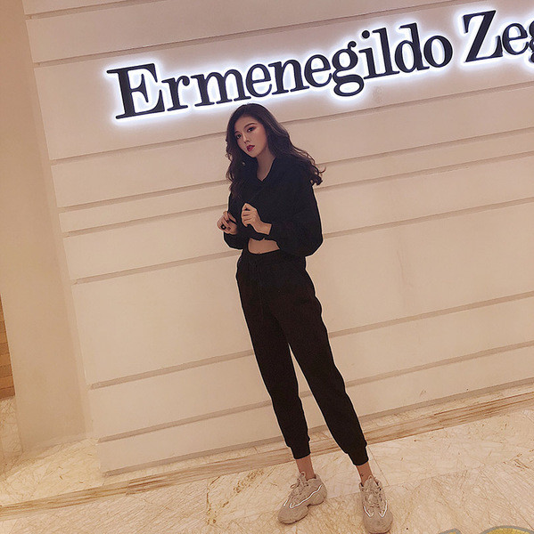 Σύντομο γυναικείο φούτερ με κουκούλα σε διάφορα χρώματα