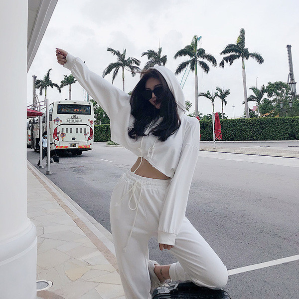 Σύντομο γυναικείο φούτερ με κουκούλα σε διάφορα χρώματα