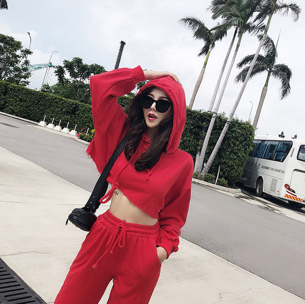 Σύντομο γυναικείο φούτερ με κουκούλα σε διάφορα χρώματα