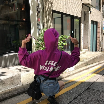 Ежедневен дамски суичър в няколко цвята с надпис и качулка