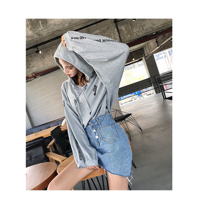 Широк модел дамски суичър с надписи в бял, сив и черен цвят