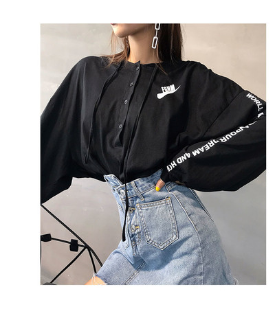 Широк модел дамски суичър с надписи в бял, сив и черен цвят