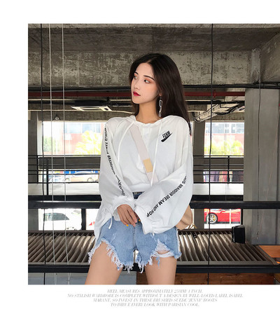 Широк модел дамски суичър с надписи в бял, сив и черен цвят