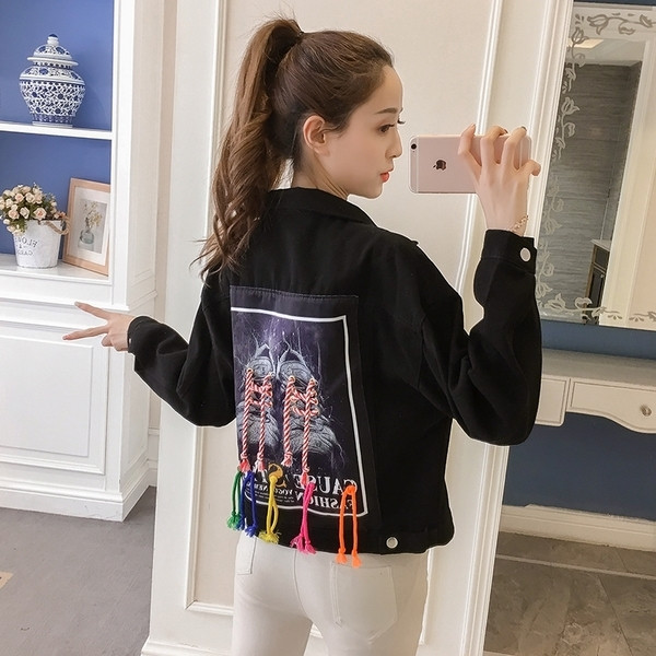 Μοντέρνο γυναικείο μπουφάν με ενδιαφέρουσα εφαρμογή και πολύχρωμους κρίκους στην πλάτη