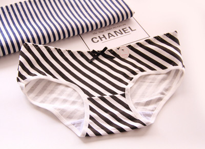 Удобно памучно дамско бельо в пет цвята