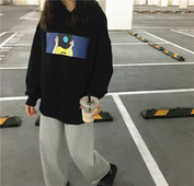 Γυναικείο αθλητικό φούτερ  σε άσπρο και μαύρο χρώμα με επιγραφή και εφαρμογή