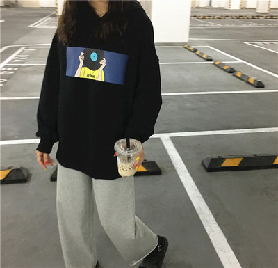 Γυναικείο αθλητικό φούτερ  σε άσπρο και μαύρο χρώμα με επιγραφή και εφαρμογή