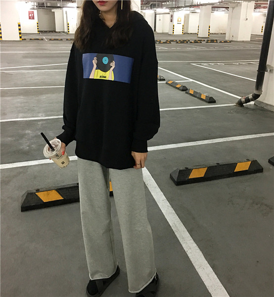 Γυναικείο αθλητικό φούτερ  σε άσπρο και μαύρο χρώμα με επιγραφή και εφαρμογή