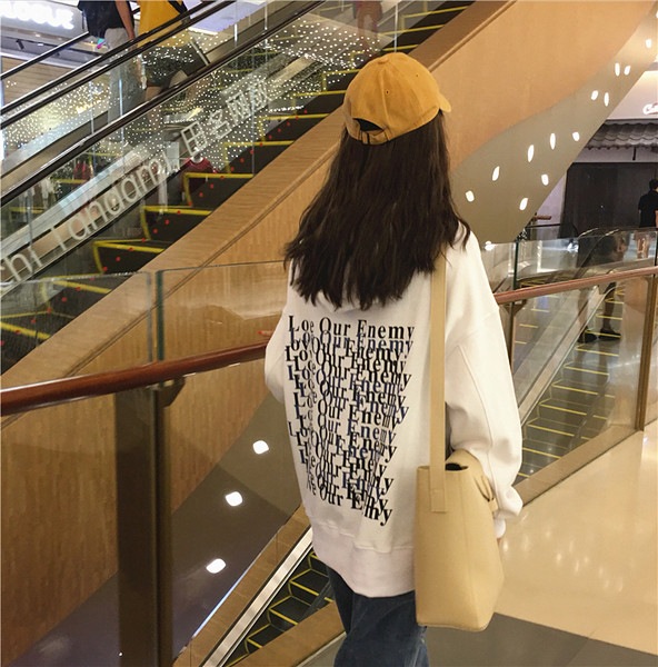 Γυναικείο αθλητικό φούτερ  σε άσπρο και μαύρο χρώμα με επιγραφή και εφαρμογή