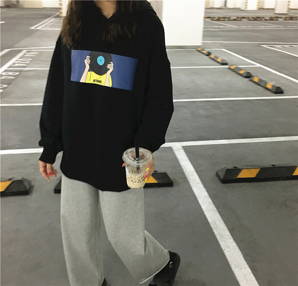 Γυναικείο αθλητικό φούτερ  σε άσπρο και μαύρο χρώμα με επιγραφή και εφαρμογή