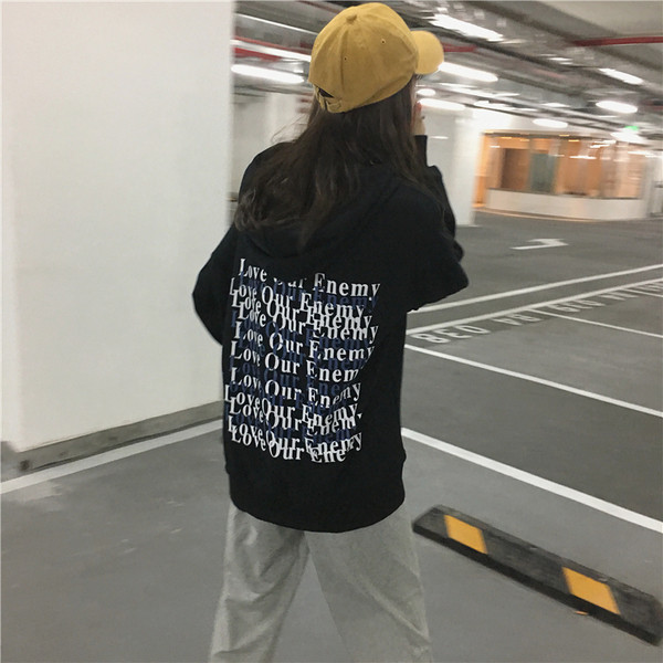 Γυναικείο αθλητικό φούτερ  σε άσπρο και μαύρο χρώμα με επιγραφή και εφαρμογή