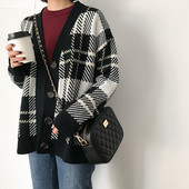 Плътна дамска жилетка в черно-бял цвят