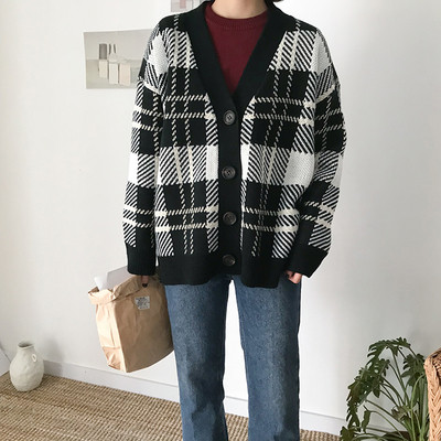 Плътна дамска жилетка в черно-бял цвят