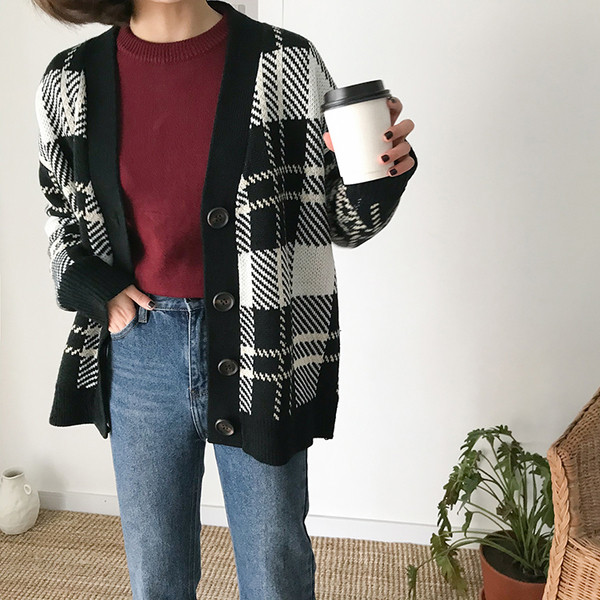 Плътна дамска жилетка в черно-бял цвят