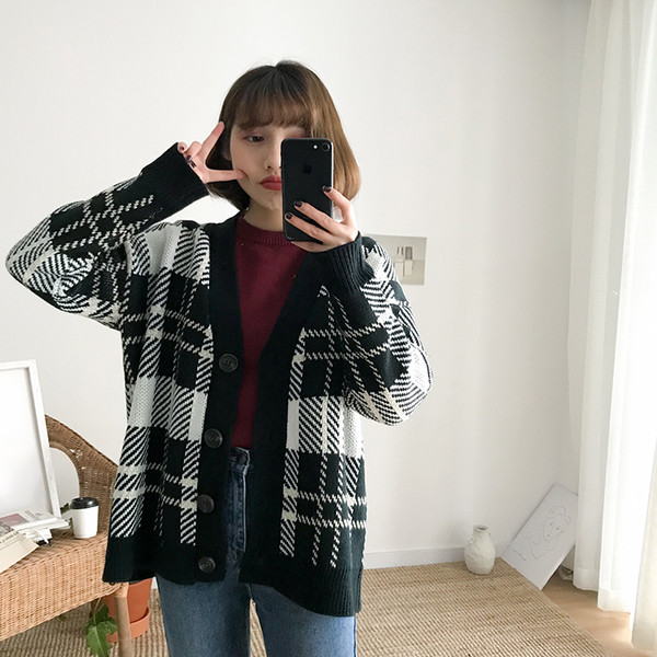 Плътна дамска жилетка в черно-бял цвят