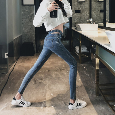 Ενδιαφέρουσα γυναικεία τζιν κατάλληλα για τη καθημερινή ζωή