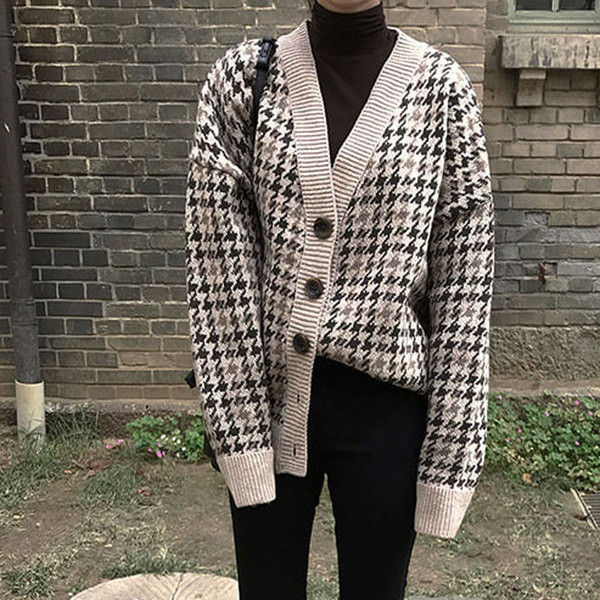 Плътна дамска жилетка с V-образна яка в два цвята