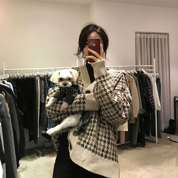 Плътна дамска жилетка с V-образна яка в два цвята