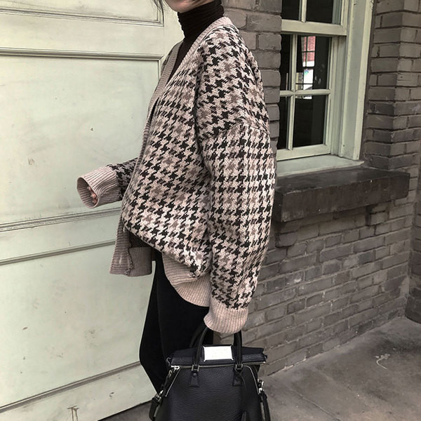 Плътна дамска жилетка с V-образна яка в два цвята