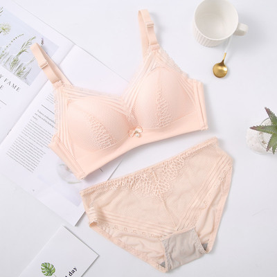 Стилен дамски комплект с нежна дантела в пет цвята