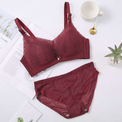 Стилен дамски комплект с нежна дантела в пет цвята