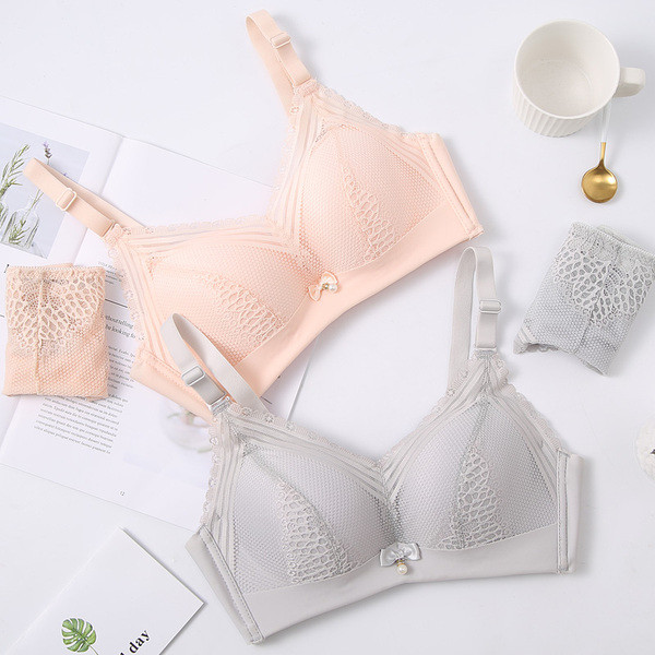 Стилен дамски комплект с нежна дантела в пет цвята