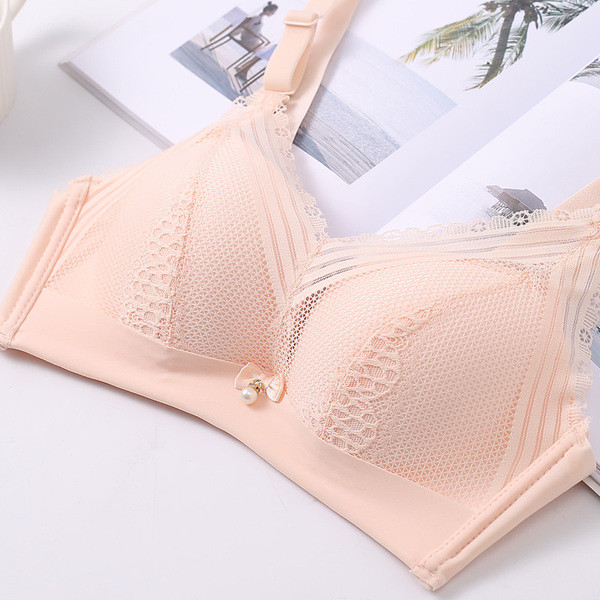 Стилен дамски комплект с нежна дантела в пет цвята