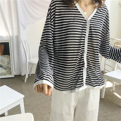 Ριγέ γυναικεία ζακέτα με κολάρο σε σχήμα V