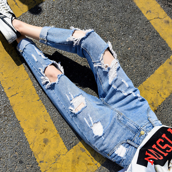 Дамски дънки с разкъсани мотиви подходящи за ежедневието