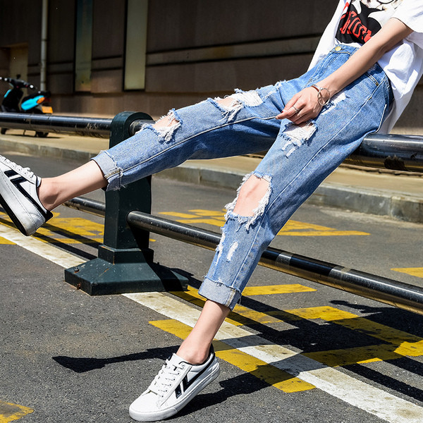 Дамски дънки с разкъсани мотиви подходящи за ежедневието