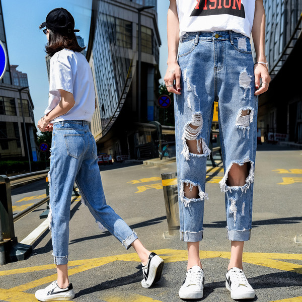 Дамски дънки с разкъсани мотиви подходящи за ежедневието