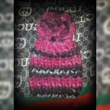 Дамска плетена шапка розова ръчна изработка България Handmade