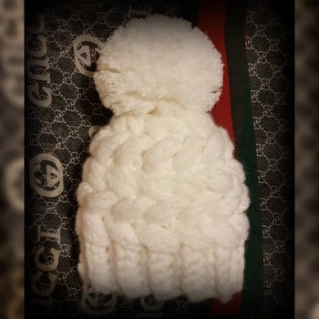 Снежно бяла плетена шапка ръчна изработка България Handmade плетиво