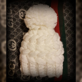Снежно бяла плетена шапка ръчна изработка България Handmade плетиво