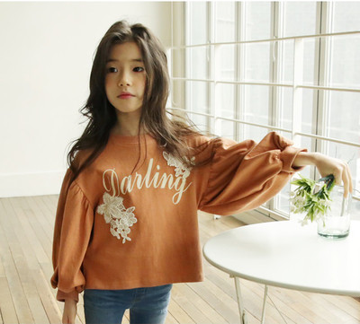 Модерна детска блуза за момиче с надпис и бродерия в три цвята