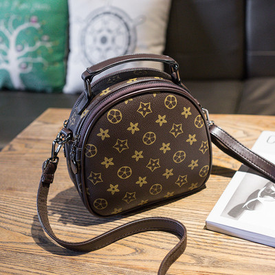 Модерна малка дамска чанта с цветна дръжка