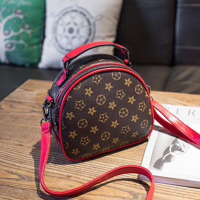 Модерна малка дамска чанта с цветна дръжка