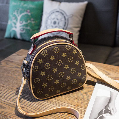 Модерна малка дамска чанта с цветна дръжка