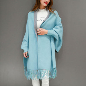 Γυναικείο poncho σε διάφορα περιθώρια χρώματα