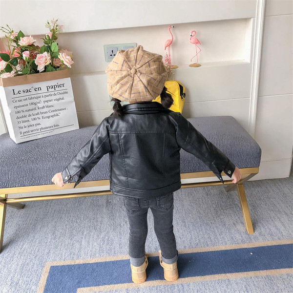 Μοντέρνο παιδικό  μπουφάν  για κορίτσια οικολογικού δέρματος σε μαύρο χρώμα