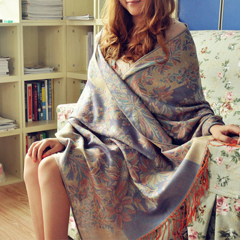 Дамски стилен шал в няколко модела с флорална декорация