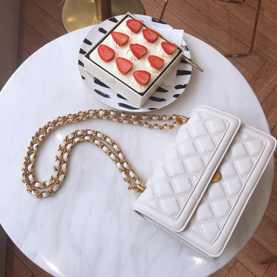 Geanta de dama extravaganta in alb si rosu